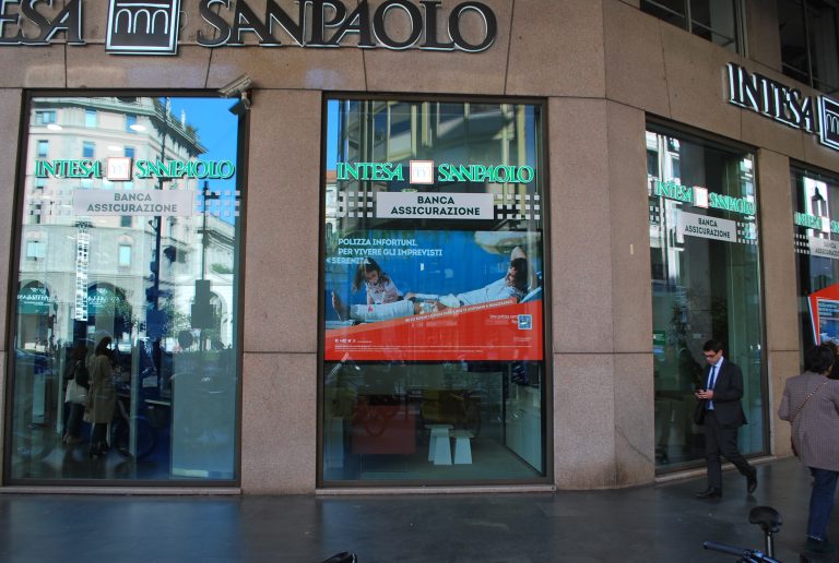 Schermi da vetrina Intesa_hoepli Milano