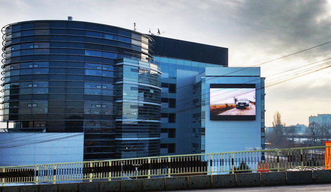 Maxischermo Led da esterno palazzo Porsche Romania Maxischermo Led da esterno palazzo Porsche Romania