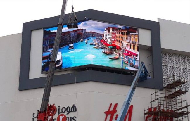 Led Screen – OMAN 2019 Led display angolare per centro commerciale