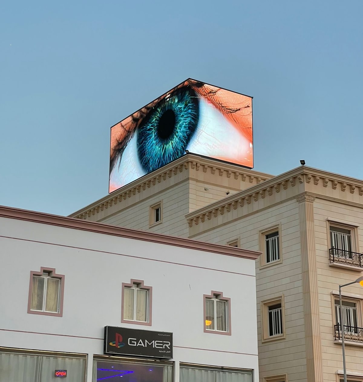 Maxischermo Led curvo su tetto Oman