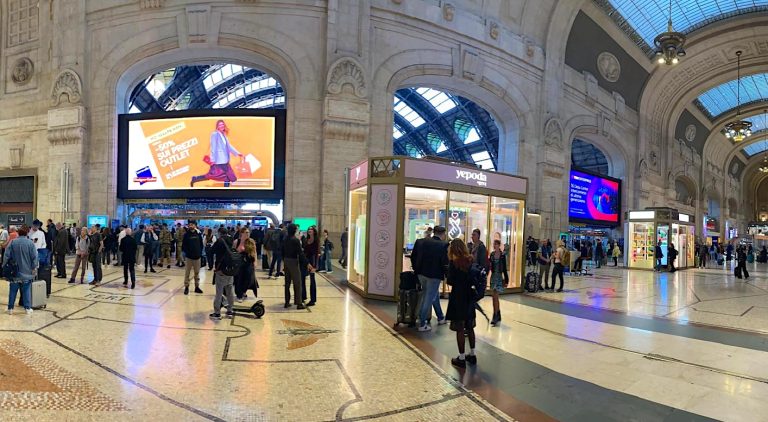 ledwall GOB train station