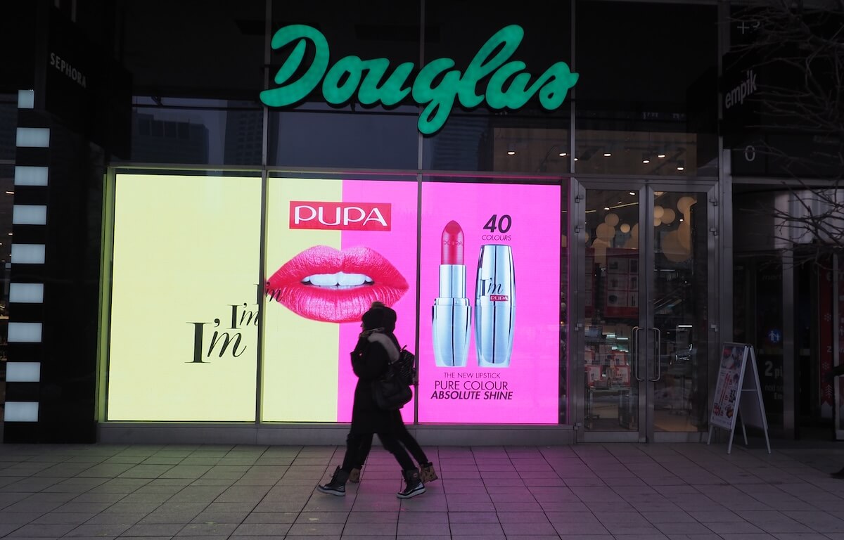 Shop Screen Best Display for Shop Windows: LED vs LCD | MacroPix Guide