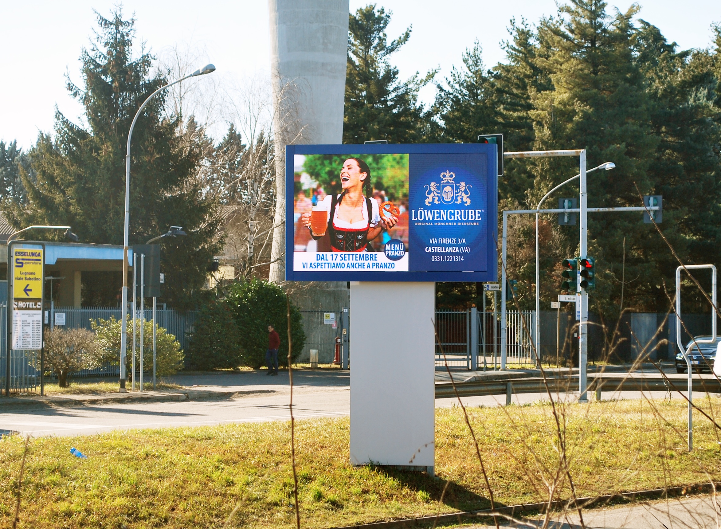 Maxischermo pubblicitario su palo