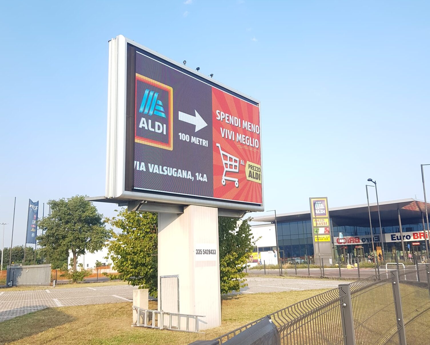 digital screen unipole